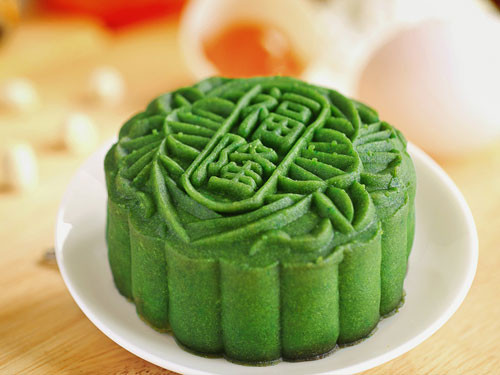 Bánh trung thu trà xanh sẽ cuốn hút bạn ngay lập tức bởi hương vị trà xanh thơm lừng của nó. Ngoài ra, bạn cũng có thể thay thế vỏ trà xanh bằng socola.