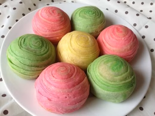 Với đủ màu sắc khác nhau, trông rất hấp dẫn và bắt mắt, bánh trung thu ngàn lớp sẽ khiến bạn vô cùng thích thú khi thưởng thức chiếc vỏ bánh giòn tan và cái mềm mịn của nhân bánh đấy.