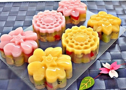 Bánh trung thu rau câu có nhiều màu sắc cực kì bắt mắt bao gồm các loại nhân như flan (caramen), hoa quả (thanh long, dưa hấu, nhãn), trà xanh, đậu xanh dừa, hạnh nhân…Và bánh bảo quản được khoảng 4-5 ngày trong ngăn mát tủ lạnh.