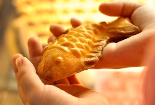 Bánh trung thu hình cá nhỏ xinh nằm vừa vặn trong lòng bàn tay bé xíu của các em bé.