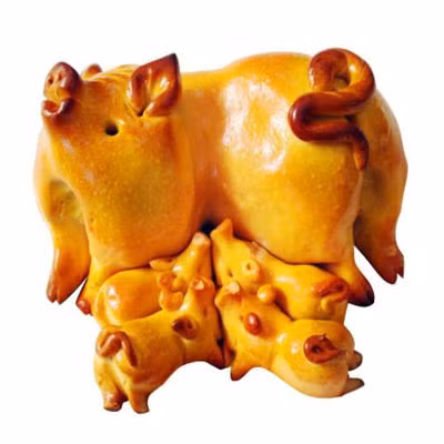 Chiếc bánh trung thu lạ mắt với tạo hình heo nái và đàn heo con ngộ nghĩnh.