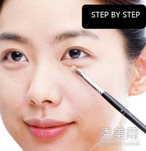 Mốt làm đẹp này ban đầu xuất hiện ở Nhật, sau đó tới Hàn Quốc và lan ra rất nhiều nước châu Á khác. 