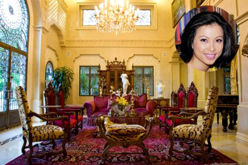 Mọi đồ dùng trong nhà đều toát lên vẻ sang trọng. Trên trần nhà của phòng khách còn được dát vàng 24k lấp lánh.