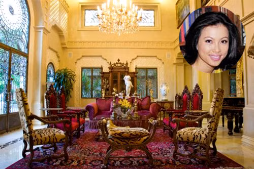 Mọi đồ dùng trong nhà đều toát lên vẻ sang trọng. Trên trần nhà của phòng khách còn được dát vàng 24k lấp lánh.