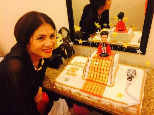 Hình ảnh chiếc bánh sinh nhật có giá trị "khủng" của ca sĩ Đàm Vĩnh Hưng.
