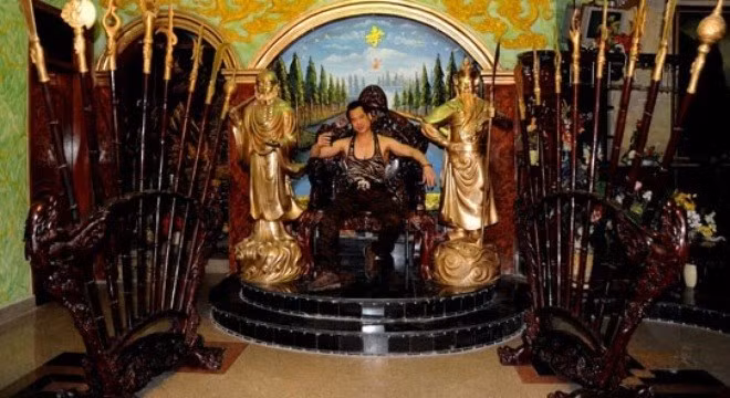 Nam ca sĩ sở hữu nhiều món đồ trang trí khá đắt đỏ, như bộ tượng dát vàng, ghế gỗ quý hiếm. Tuy nhiên, cách nam ca sĩ này bài trí chúng thì "không giống ai".