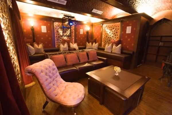 Ngô Mỹ Uyên sở hữu ngôi biệt thự xa hoa bậc nhất ở Sài Gòn, được xây dựng theo kiểu kiến trúc của Pháp. Toàn bộ ngôi nhà sao Việt nổi tiếng này có giá lên tới 2 triệu USD. Nội thất dát vàng trong biệt thự phần nào cho thấy sự giàu có của nữ chủ nhân.