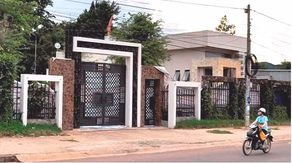 Biệt thự xây kín cổng cao tường, bao quanh là hàng rào cao 2,5 mét, dọc theo cả khu xưởng gỗ và nhà kho. Cổng chính của khuôn viên biệt thự cao khoảng 5 mét, hai cửa ra vào.