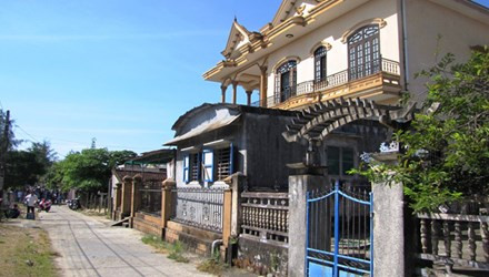 Căn nhà xảy ra vụ án nằm trong khu dân cư đông đúc và nổi bật hơn so với nhiều căn nhà khác. Nguồn ảnh: TPO.