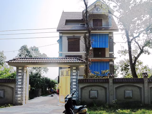 Ngày 10/8/2015, vụ án xôn xao vùng quê Nghi Phong (Nghệ An) đã xảy ra ở một căn biệt thự sang trọng cao 3 tầng. Chị Phạm Thị T. (SN 1976, trú tại xã Nghi Phong, Nghi Lộc, Nghệ An) bị đổ xăng và châm lửa đốt ngay tại sân biệt thự. Được biết, căn biệt thự hoành tráng này có trị giá hơn 1 tỷ đồng.