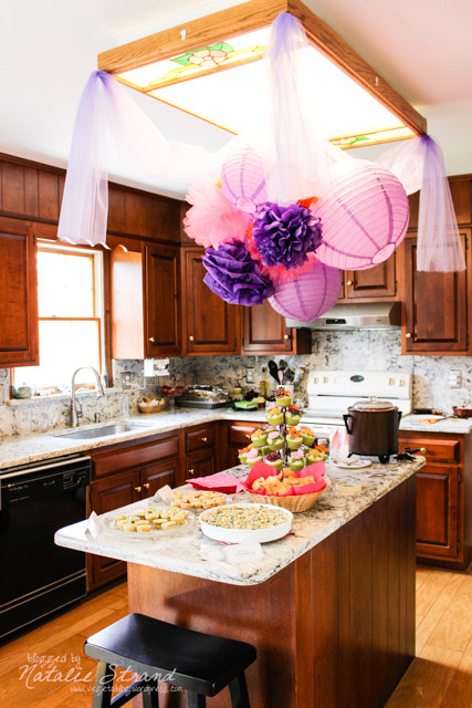 Một chút biến tấu bàn ăn và phòng bếp với đèn lồng và vải. Làm mới căn nhà đơn giản chỉ bằng những chi tiết nhỏ, độc đáo.