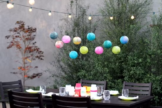 Không gian bớt vẻ đơn điệu thường ngày nhờ dây đèn mini.