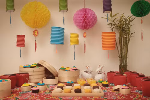 Tường nhà và bàn để bánh trung thu đầy màu sắc.