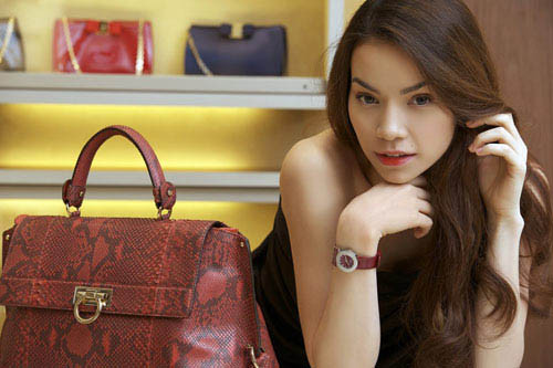 Đồng hồ và túi xách hàng hiệu xuyệt tông là phong cách yêu thích của Hà Hồ.