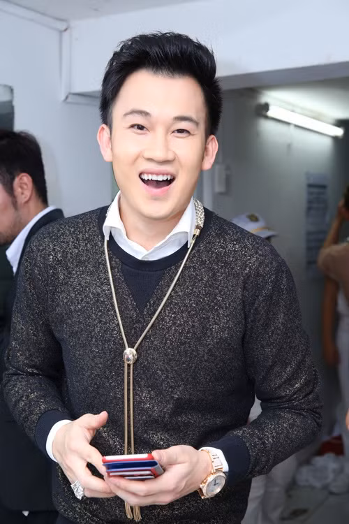 Nam ca sĩ Dương Triệu Vũ cũng sở hữu chiếc đồng hồ nạm kim cương giống đồng hồ 4 tỷ của Đàm Vĩnh Hưng.