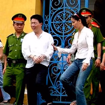 Đại gia Nguyễn Gia Thiều - chồng cũ hoa hậu Hà Kiều Anh đã lĩnh án 20 năm tù giam về tội buôn lậu và trốn thuế. Đồng thời phải nộp phạt gần 130 tỉ đồng.