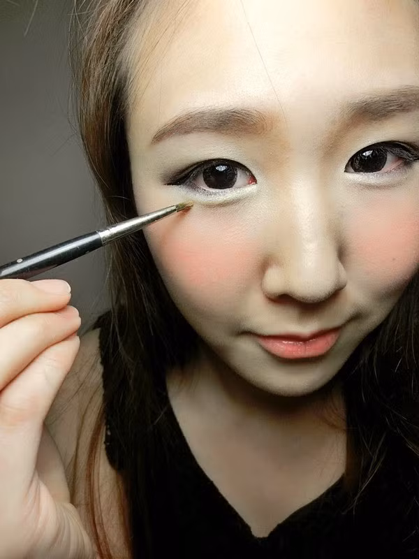 Tạo bọng mắt. Trong khi các hãng mỹ phẩm tung ra các sản phẩm chiến lược để xóa bỏ bọng mắt, bởi nó đồng nghĩa với sự già nua, mệt mỏi thì các cô gái châu Á lại cố tình trang điểm để có được mí mắt sưng húp.