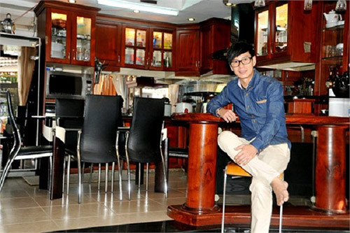 Nội thất gỗ được nam ca sĩ hết sức ưa chuộng.