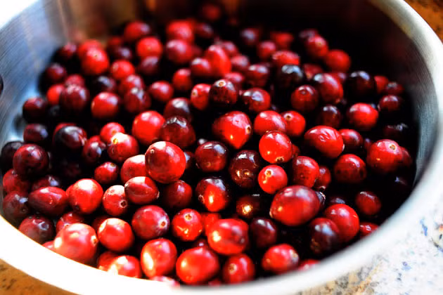 Tại Việt Nam, các cửa hàng hoa quả nhập khẩu hoặc hoa quả sấy khô nhập khẩu bán loại việt quất độc đáo này. Trên thị trường, giá việt quất khô, dao động khoảng 450.000 đồng/gói (khoảng 1,3kg).