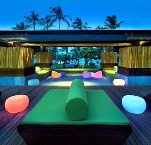 Màu sắc sinh động của từng chiếc ghế phát sáng, giúp khuôn viên quanh nhà bạn thêm lung linh, rực rỡ.