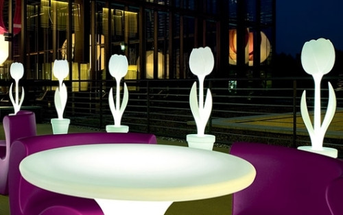 Một chút lãng mạn, đáng yêu với những chiếc đèn chiếu sáng hình chậu hoa.