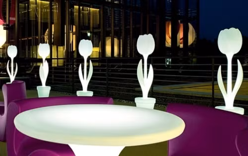 Một chút lãng mạn, đáng yêu với những chiếc đèn chiếu sáng hình chậu hoa.