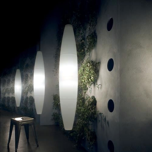 Thêm một chút nhấn nhá, tạo điểm nổi bật cho các bức tường và những giỏ cây xanh bằng đèn treo dọc.