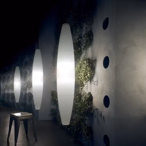 Thêm một chút nhấn nhá, tạo điểm nổi bật cho các bức tường và những giỏ cây xanh bằng đèn treo dọc.