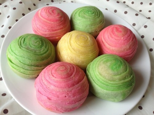 Bánh trung thu ngàn lớp kiểu Nhật Bản khiến không ít thực khách tò mò. Bánh có các vị trà xanh, Socola, đậu đỏ, lá dứa, màu sắc sinh động. Nhiều cửa hàng đã bắt đầu nhận đặt làm bánh từ ngày 20 - 25/8.