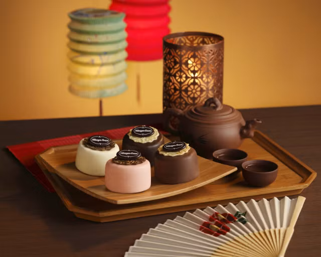 Bánh trung thu kem lạnh baskin robbins, haagen dazs, bud's... với nhân bánh bằng kem độc, lạ có giá dao động trên dưới 70.000 đồng/chiếc (120gr).