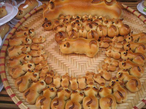 Các loại bánh trung thu cổ truyền đàn lợn, cá chép vẫn chứng tỏ sức hút lớn với người mua. Mức giá bánh khá "mềm".