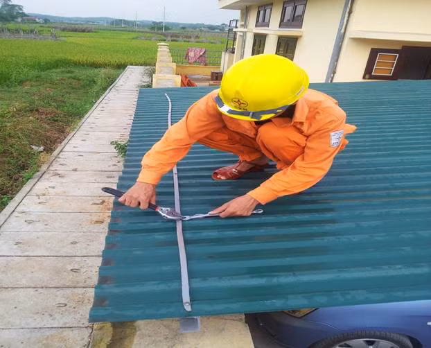 Mái lợp ở những khu vực gió lớn cần được gắn với khung nhà bằng loại đinh vít chắc chắn. Đối với các tòa nhà nằm gần biển, nên sử dụng loại ốc chống ăn mòn. Buộc chặt các vì kèo, đòn tay, rui, mè lại với nhau bằng dây kẽm 1-2mm.