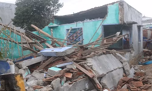 Mưa bão ở Quảng Ninh, Lai Châu, Điện Biên... khiến không ít căn nhà đổ sập, tốc mái, bị cuốn trôi, gây thiệt hại nặng nề. Không ít người lo lắng, chủ động gia cố nhà chống bão.