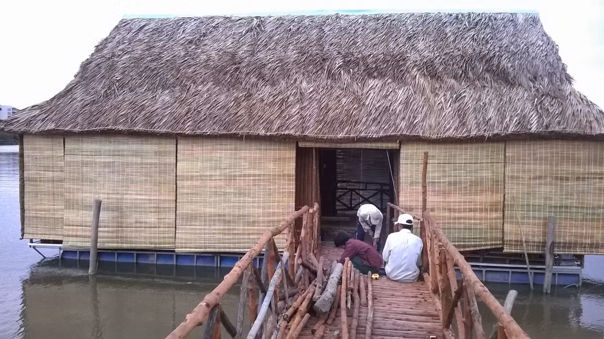 Với mái nhà lá, có thể đặt phên, liếp, lưới mắt cáo lên mái, rồi dùng thanh chặn gỗ và giằng chữ A, gia cố như nhà mái tôn, xi măng. 