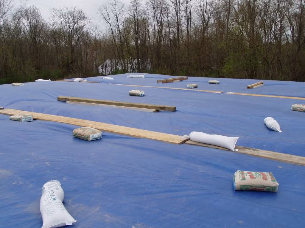 Đối với nhà có độ dốc mái nhỏ, cũng dùng bao cát tương tự như trên nhưng không cần nối bao cát với nhau.