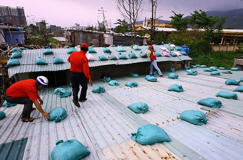 Đối với mái nhà, nhất là mái có độ dốc lớn, nên gia cố bằng bao cát. Mỗi bao cát đóng lỏng, có trọng lượng 15-20kg, nối với nhau bằng dây, vắt qua mái nhà. Các bao cát cách nhau 1,5m ở phần giữa mái và cách nhau 1m ở xung quanh mái.