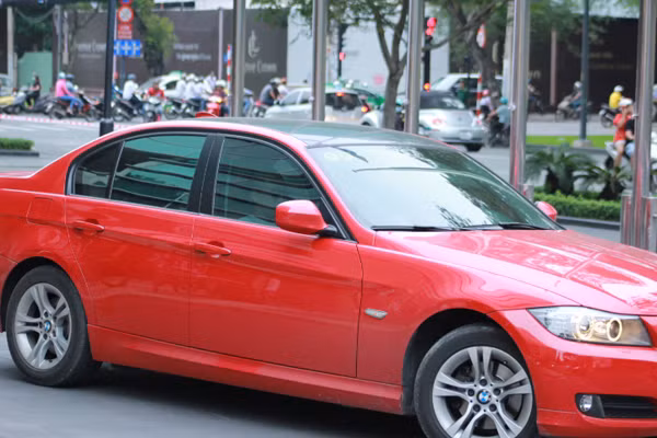 Không ít lần người hâm mộ thấy nhạc sĩ Hồ Hoài Anh lái xe bạc tỷ đi đón vợ.