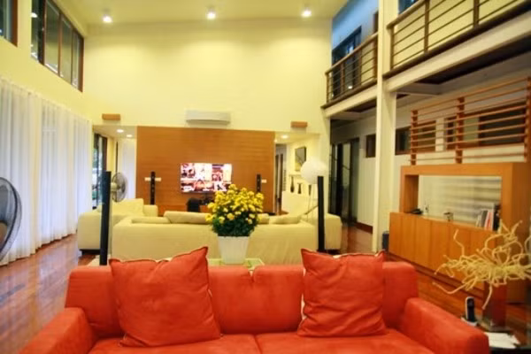 Bên trong, nội thất hiện đại và sang trọng.