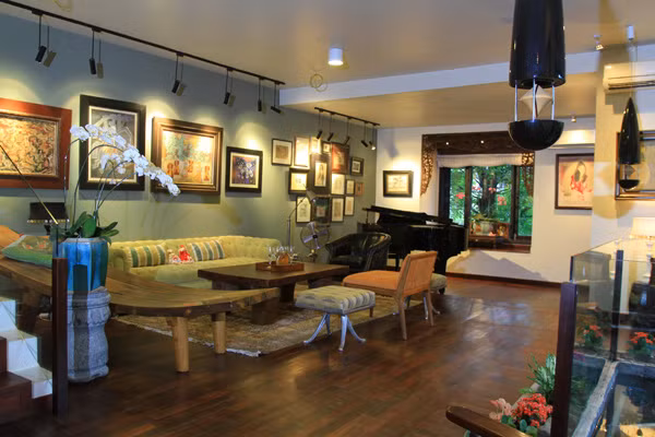 Trong nhà, rất nhiều tranh, đàn và vật dụng được bài trí tinh tế, có thẩm mỹ.