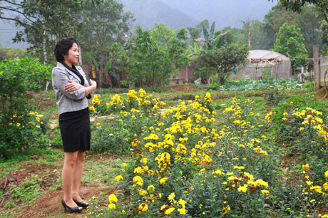 Khu vườn đầy hoa và rau xanh khiến cô và gia đình gần gũi hơn với thiên nhiên.