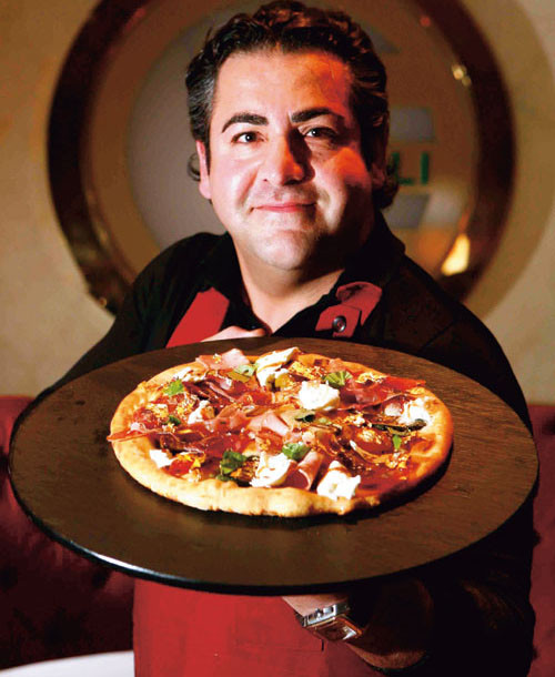 Chiếc bánh được bán đấu giá trên eBay để quyên tiền cho quỹ The Fred Hollows. Một đại gia đã không ngần ngại chi hàng nghìn đô la để sở hữu chiếc bánh có 1 -0-2 này.