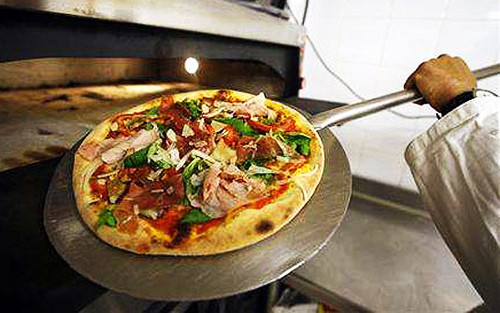 Số tiền thực khách phải chi trả để sở hữu chiếc bánh đắt không tưởng, 4.200 USD (hơn 90 triệu đồng), đắt gấp 1000 lần giá những chiếc bánh pizza thông thường.