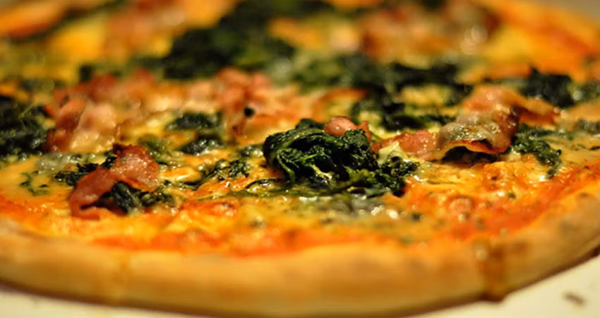 Sở dĩ chiếc pizza có giá "trên trời" vì những nguyên liệu làm bánh thuộc hàng siêu đắt đỏ. Đặc biệt cầu kỳ nhất là khâu kết hợp tôm hùm ướp rượucognac, trắng cá muối ngâm rượu sâm banh trong chiếc bánh.