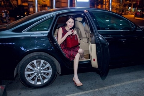 Tại nhiều sự kiện gần đây, Thu Thảo xuất hiện cùng chiếc xe sang trọng, đắt tiền.
