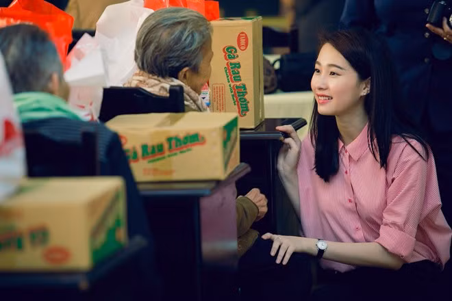 Thu Thảo chia sẻ cô đang khởi động việc kinh doanh nhỏ và muốn tập trung học tập để trở thành một doanh nhân. Cô cũng thường xuyên tham gia những chuyến thiện nguyện ý nghĩa. Ảnh: Zing.