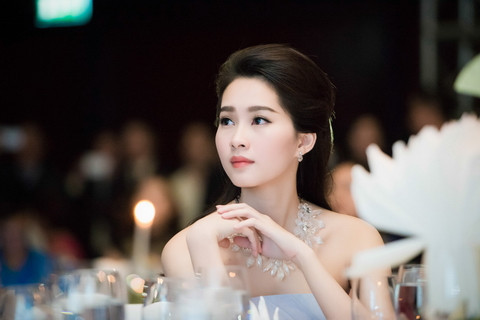  Hoa hậu Đặng Thu Thảo là một trong những người đẹp xây dựng được hình ảnh ấn tượng trong mắt dư luận. Sau khi đăng quang ngôi vị Hoa hậu Việt Nam (2012), Đặng Thu Thảo luôn xuất hiện với hình ảnh thanh lịch, không scandal. Cô được người hâm mộ ưu ái gọi là "hoa hậu của các hoa hậu" hay nhan sắc "vạn người mê". Ảnh: VnMedia