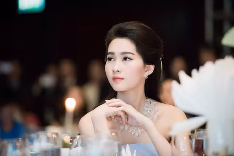  Hoa hậu Đặng Thu Thảo là một trong những người đẹp xây dựng được hình ảnh ấn tượng trong mắt dư luận. Sau khi đăng quang ngôi vị Hoa hậu Việt Nam (2012), Đặng Thu Thảo luôn xuất hiện với hình ảnh thanh lịch, không scandal. Cô được người hâm mộ ưu ái gọi là "hoa hậu của các hoa hậu" hay nhan sắc "vạn người mê". Ảnh: VnMedia