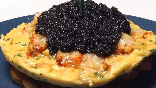 Mặc dù là phiên bản ít tiền hơn, nhưng đầu bếp nhà hàng này cam kết chất lượng, hương vị của món trứng tráng không đổi. Thay vào đó, họ sẽ giảm số lượng các thành phần nguyên liệu, chẳng hạn như chỉ có 100g trứng cá muối.