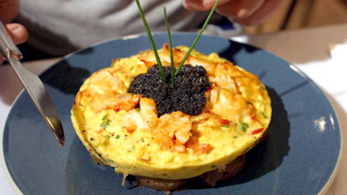 Trứng tráng đặc biệt làm từ 6 quả trứng, lá hẹ, kem tươi. Tất cả nguyên liệu đều được tuyển chọn cẩn thận, tỉ lệ từng loại được đầu bếp tính toán tỉ mỉ.