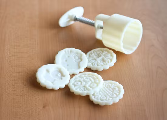 Bộ khuôn lò xo nhiều mặt, khuôn 3D giá 70.000 - 160.000 đồng/bộ.